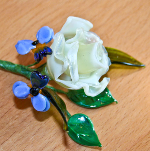 Glass rose bloom with forget-me-not